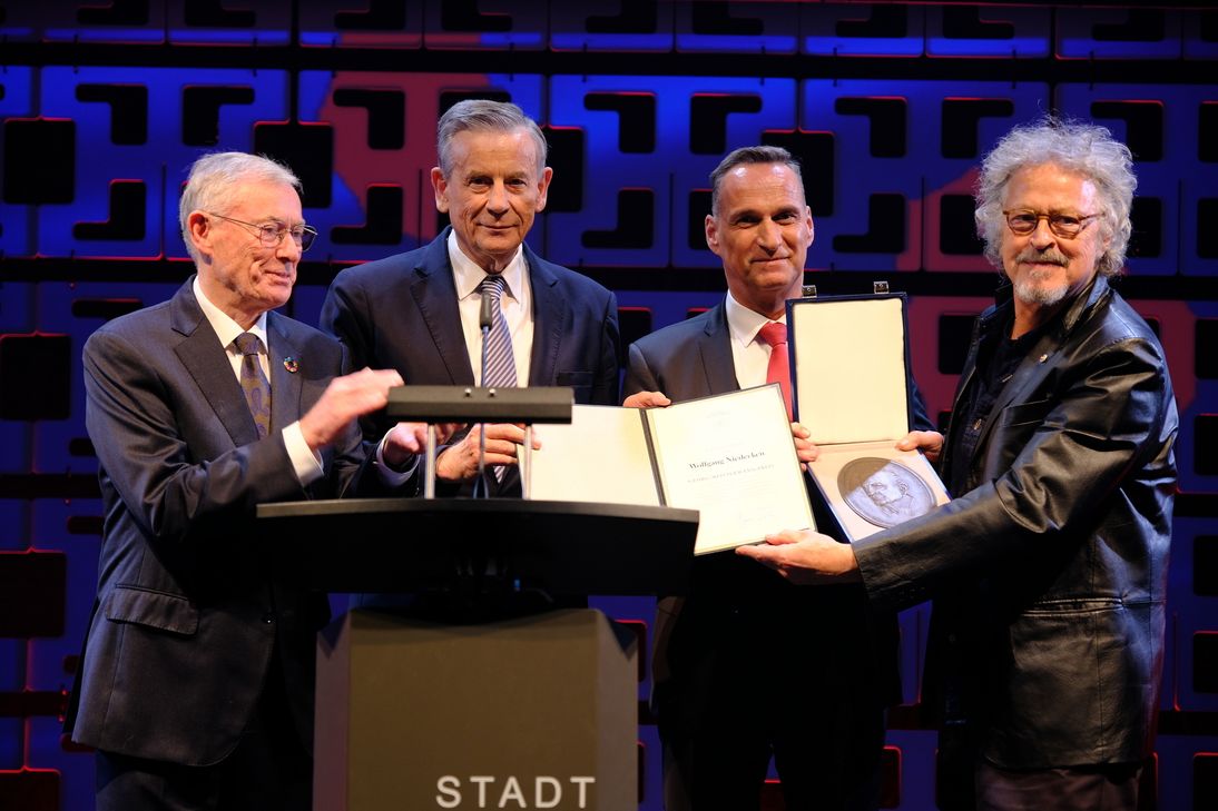 Wolfgang Niedecken erhält den Georg-Meistermann-Preis 2023. Im Bild (von links): Alt-Bundespäsident Prof. Dr. Horst Köhler, Kuratoriumsvorsitzender Prof. Dr.Dr.h.c.mult. Hermann Simon, Vorstandsvorsitzender Joachim Rodenkirch und Wolfgang Niedecken.