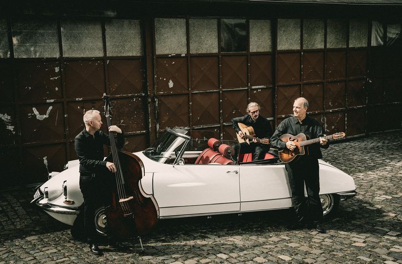 Die »Sultans of Swing« spielen Schlager wie »Sweet Sue« oder »Hallo Kleines Fräulein«, auch im La-Pompe-Stil. Für ruhigere Momente stehen Balladen von Django Reinhardt auf dem Programm, Rein akustisch, anregend aber nicht aufdringlich; zum Zuhören oder Mitwippen.