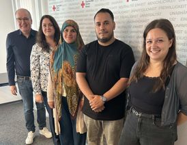 V.l.: DRK-Kreisgeschäftsführer Rainer Hoffmann begrüßt gemeinsam mit Teamleiterin Amanda Resuli die neuen Mitarbeiter Mariam Atrissi, Charfeddine Saoudi und Alicija van Cuych.