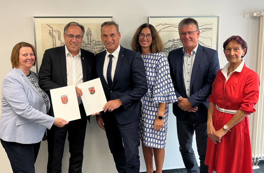 (v.l.n.r.) Erste Beigeordnete Elfriede Meurer, Landrat Gregor Eibes, Bürgermeister Joachim Rodenkirch, Theresia Rodenkirch, Beigeordneter Michael Wagner und Beigeordnete Elfriede Marmann.