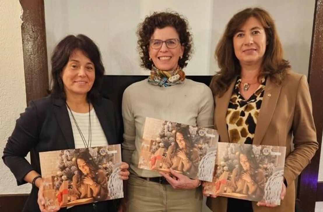 Mechthild Thiex, Doris Theisen und Irene Mees präsentieren den ab sofort erhältlichen Adventskalender.