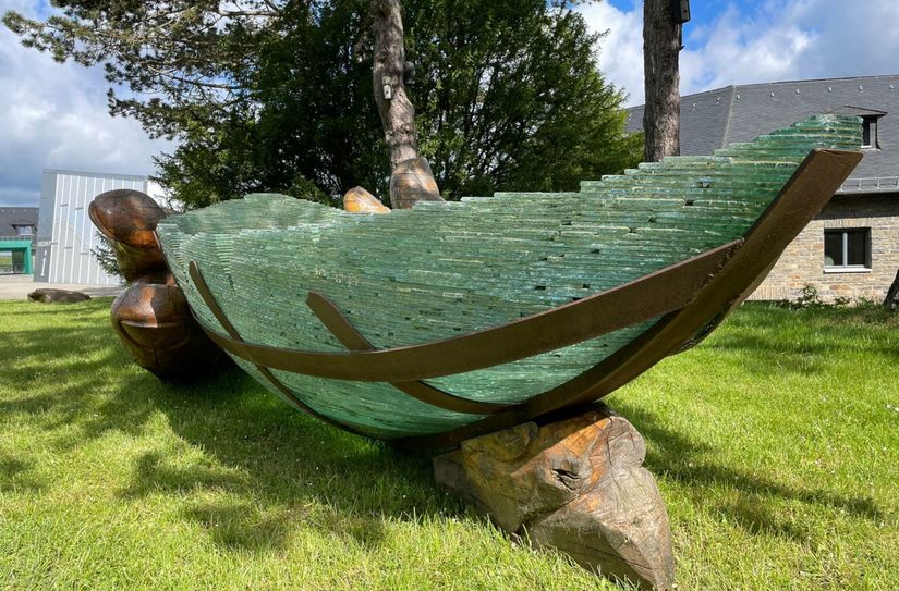 Das gläserne Kunstwerk reist als Projekt quer durch Deutschland und bleibt nun bis zum 28. August am Nationalpark-Zentrum Eifel.