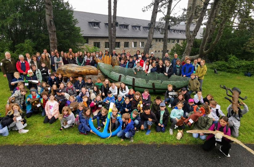 Ein buntes Willkommen bescherten 13 Nationalpark-Schulen der großen Glasarche, die bis Ende August am Nationalpark-Zentrum Eifel aufgestellt ist.