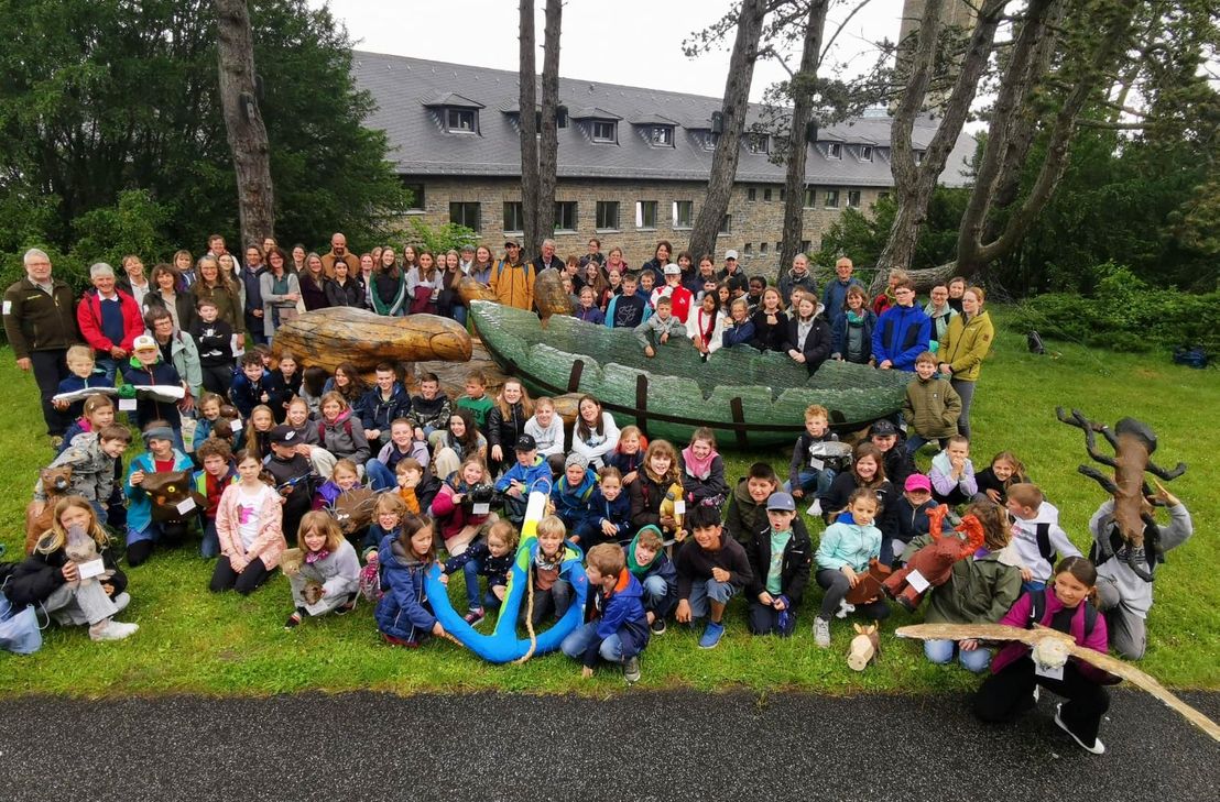 Ein buntes Willkommen bescherten 13 Nationalpark-Schulen der großen Glasarche, die bis Ende August am Nationalpark-Zentrum Eifel aufgestellt ist.