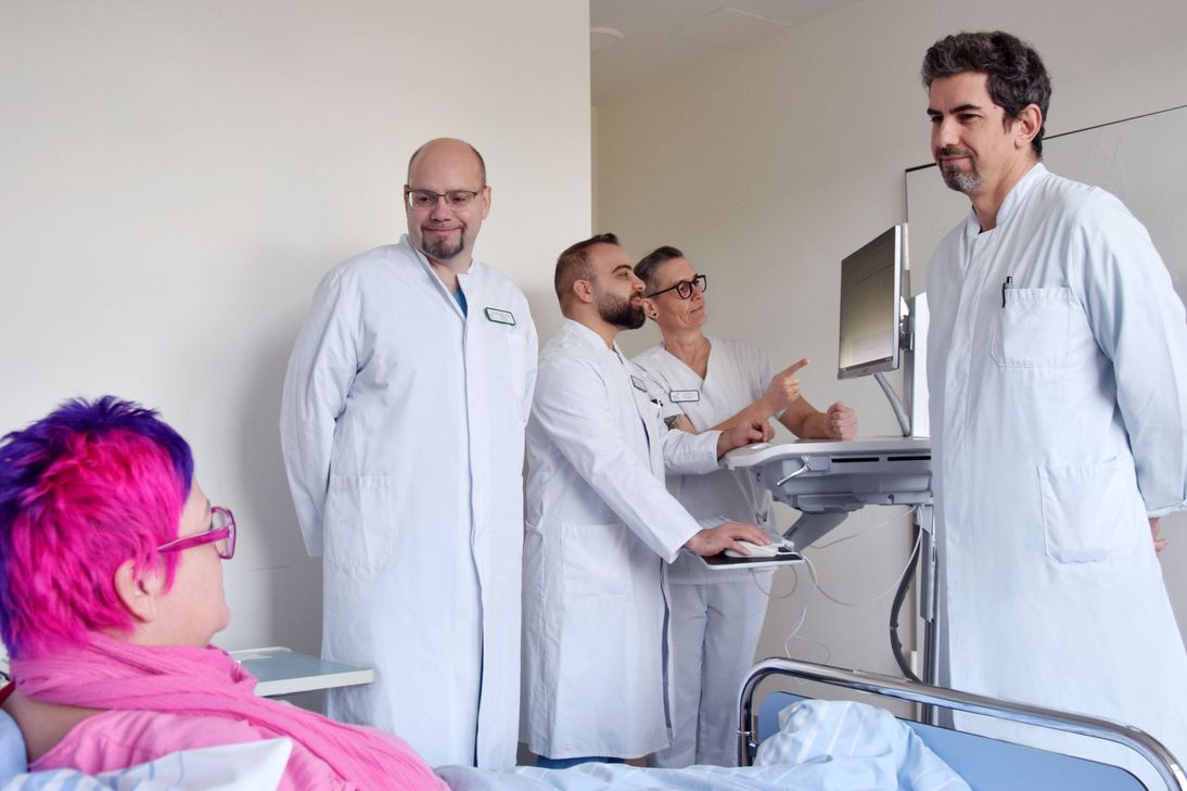 Visite auf der Station für Urologie im Kreiskrankenhaus Mechernich mit  Dr. Eugen Lang (Chefarzt Klinik für Urologie und Kinderurologie,v.li.), Feras Khattab (Oberarzt Klinik für Urologie und Kinderurologie), Anja Esser (Stationsleitung Urologie) und Doctor-medic Dan Cojocaru (Leitender Oberarzt Klinik für Urologie und Kinderurologie).