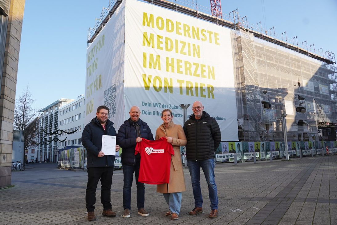 Der Startschuss für die Kooperation fiel passenderweise auf dem Viehmarktplatz, an dem derzeit der topmoderne MVZ-Komplex im ehemaligen Bürohaus Lehr entsteht. V.l.n.r. Nico Klein (Silvesterlauf Trier e.V.), Markus Hommes (Geschäftsführer MVZ am Klinikum Mutterhaus), Dr. Barbara Grundmann (stellv. Geschäftsführerin Klinikum Mutterhaus), Hans Tilly (Silvesterlauf Trier e.V.).