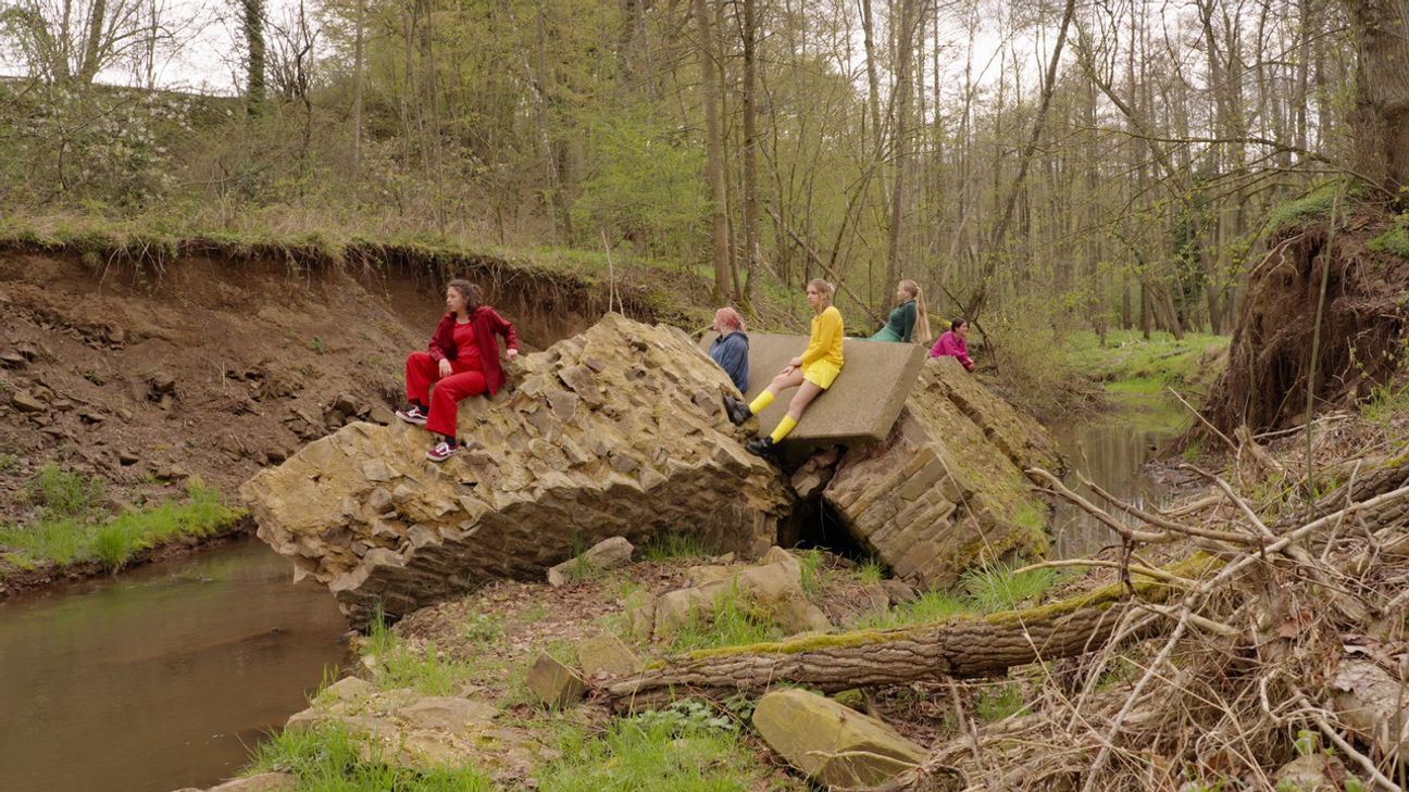 Durch Scannen dieses QR-Codes gelangt man auf die Internetseite: www.neun-und-die-flut.de