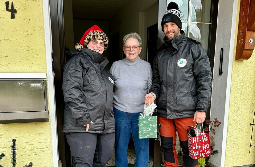 Die Übergabe einer der Nikolaustüten in Rech.