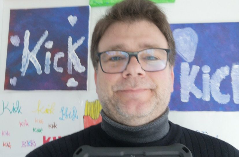 Der Theaterregisseur und angehenden Medienpädagogen Mark Sonnleithner lädt 12- bis 14-Jährige zum Workshop "Digital Writer's Room - Gemeinsam mit Twine Geschichten erzählen" ins KICK ein.