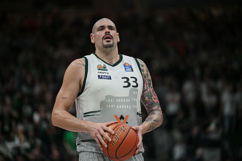 Kapitän der Moselstädter: Maik Zirbes mit der Nummer 33 beim Freiwurf