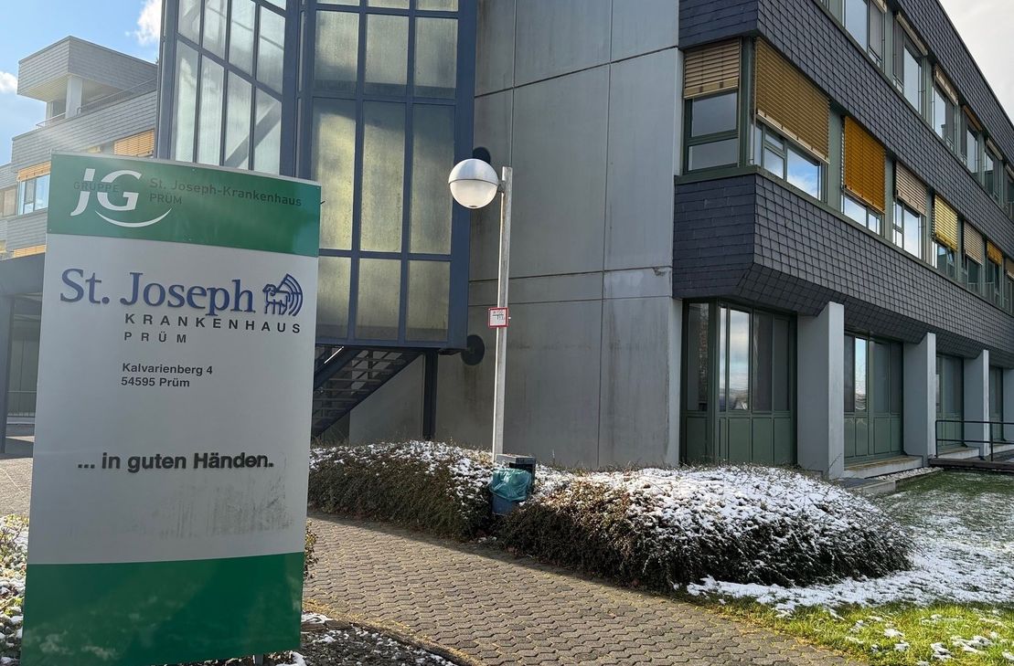 Das St. Joseph-Krankenhaus in Prüm soll bis Ende 2026 vom Eifelkreis übernommen werden. Die nächste Gläubigerversammlung im laufenden Insolvenzverfahren ist für den 30. April beim AG Bitburg angesetzt.