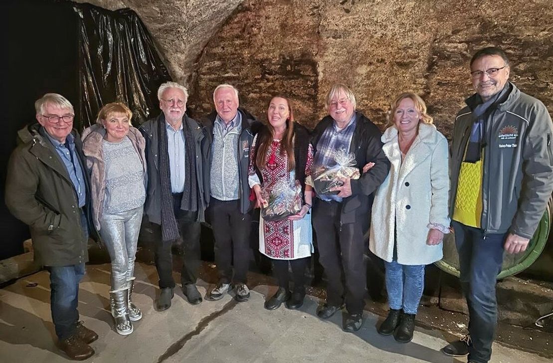 v.l.nr: Peter Storck (Winzer, Gästeführer), Nina Dobrovenko (Ukrainische Community), Patrice Langer (Stadtbürgermeister Traben-Trarbach), Ewald Hoffmann (2. Vors. Eifellicht e.V.), Julia Gülhan (Sprecherin Ukrainische Community), Egbert Weißgerber (Gästeführer), Dagmar Langer (Gästeführerin), Heinz-Peter Thiel (Landrat a.D., 1. Vors. Eifellicht e.V.)