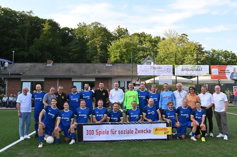 300 Spiele für gute Zwecke: die Lotto-Elf mit Trainer Hans-Peter Briegel (hinten, 4.v.r.) und Teammanager Edgar Schmitt (hinten, 3.v.l.). Beim Spiel in Wehr freuten sich auch Innenminister Michael Ebling (hinten, 8.v.l.), MdL Petra Schneider (3.v.r.), Lotto-Geschäftsführer Jürgen Häfner (hinten, 2.v.r.), Mainz-05-Profi Stefan Bell (hinten, 7.v.l.) und der Inspekteur der rheinland-pfälzischen Polizei, Friedel Durben (rechts).