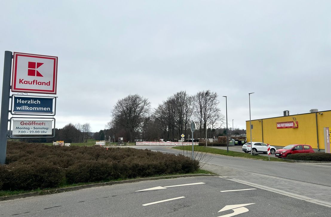Zwischen Kaufland und B258 wird die Straße »Auf Beuel« fertiggestellt und die abknickende Vorfahrt in eine Kreisverkehr verwandelt.