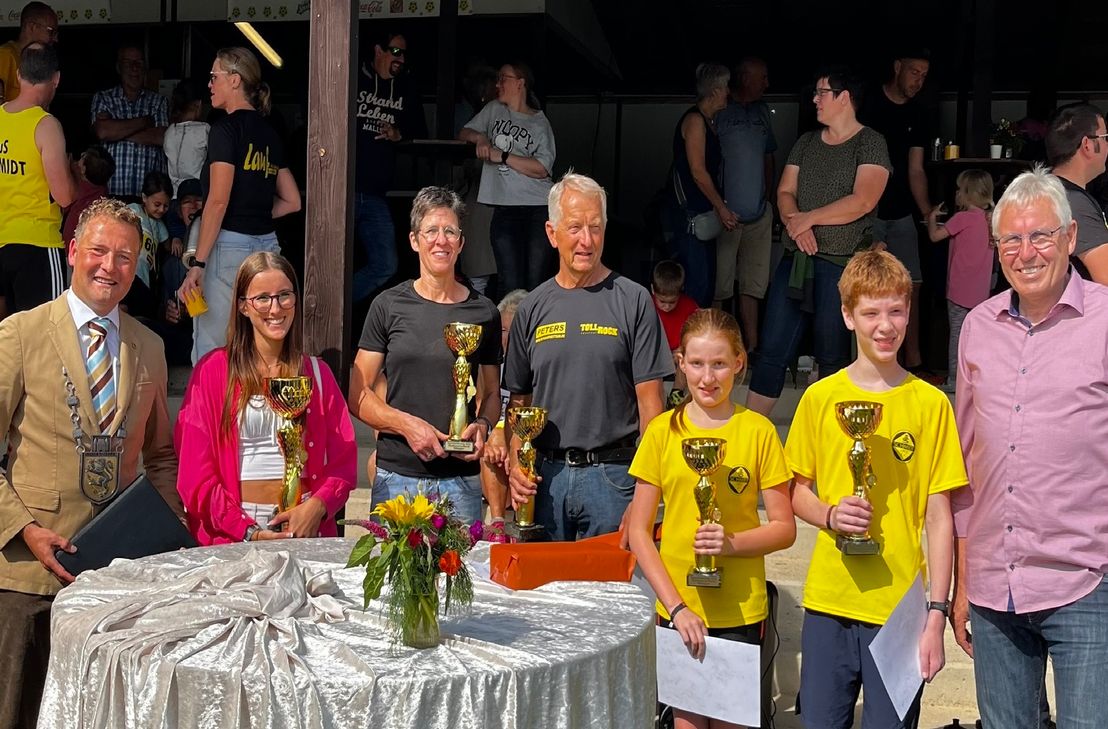 Bürgermeister Marco Schmunkamp ehrte Flora Reimbold, Bianca Wergen, Hubert Nießen, Jana Niehsen, Finn Niehsen und Albert Weimbs auf dem Sportplatz des TuS Schmidt für ihre tolle sportlichen Leistungen.