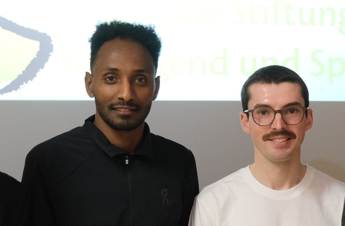 Samuel Fitwi neben Steuermann und Olympiateilnehmer Jonas Wiesen.