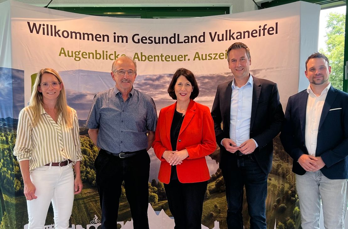 (v.l.): Vera Esch, Geschäftsführerin GesundLand Vulkaneifel GmbH; Günter Krämer, Stadtbürgermeister Manderscheid; Staatsministerin Daniela Schmitt; Verbandsgemeindebürgermeister Manuel Follmann, Matthias Justen (VG Wittlich-Land).