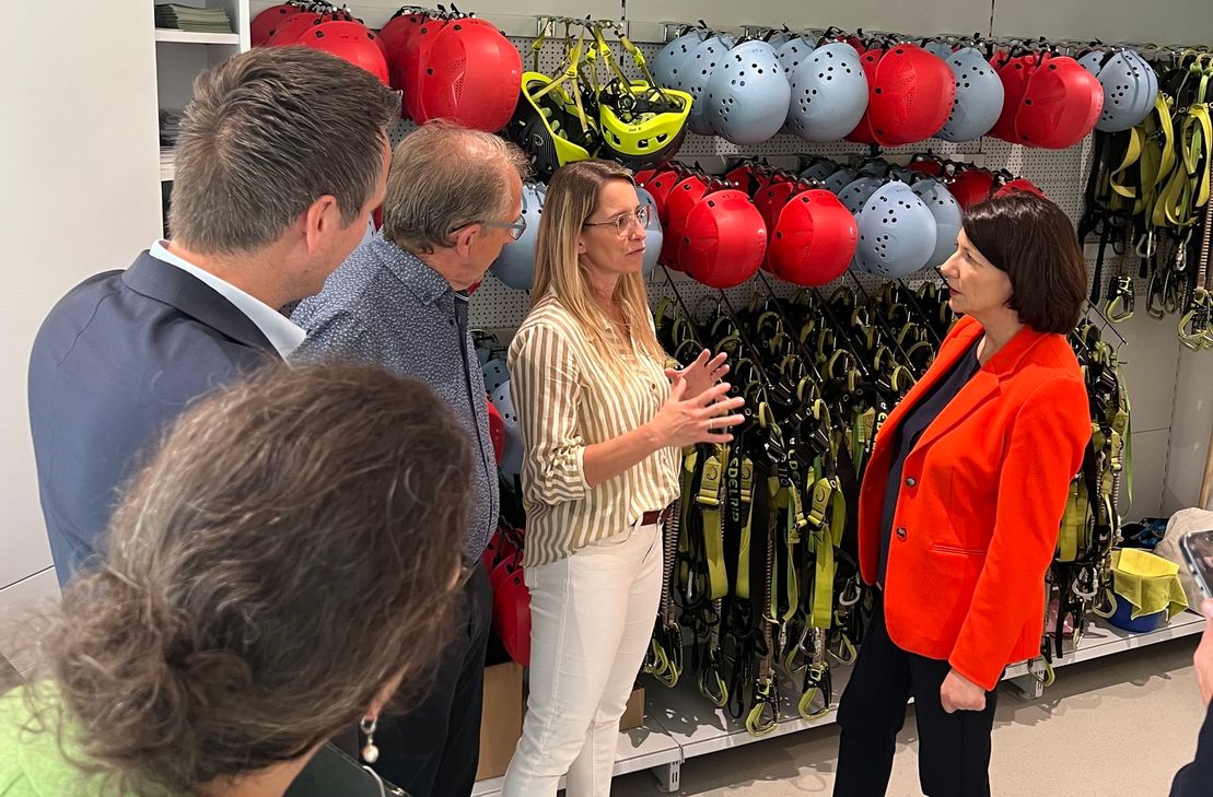Vera Esch zeigt Staatsministerin Daniela Schmitt die neuen Räumlichkeiten der Verleihstation für Sets des Burgenklettersteigs