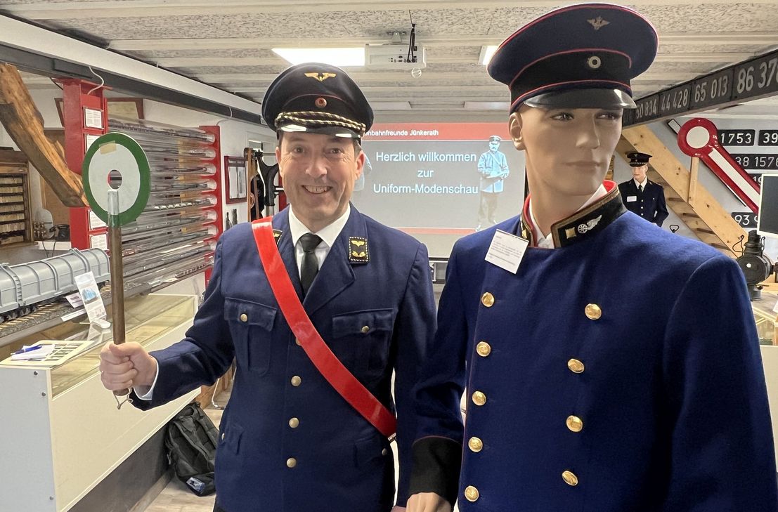 Manfred Jehnen ist selbst leidenschaftlicher Sammler von Eisenbahner-Uniformen. Natürlich ist auch er bei der Modenschau als Model dabei.