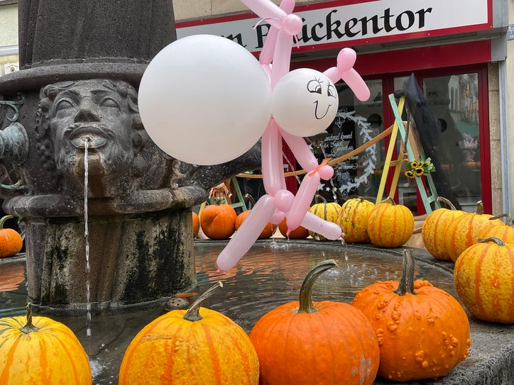 Zum »Festival der Magie« verbetet sich eine besonders schöne Atmosphäre im Brückenviertel. Verkleidete Besucherinnen und Besucher sind gerne gesehen, aber kein Muss.