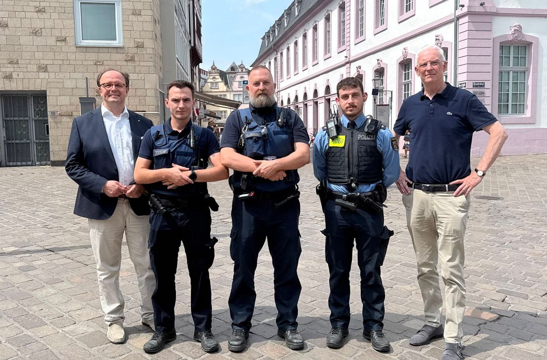 Ralf Britten (links) und Wolfram Leibe (rechts) bei der ersten gemeinsamen Streife in der Innenstadt.