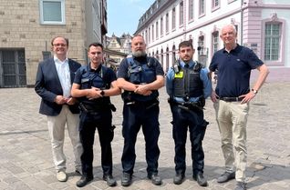 Ralf Britten (links) und Wolfram Leibe (rechts) bei der ersten gemeinsamen Streife in der Innenstadt.
