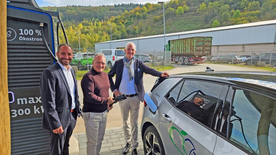 Tim Hartmann, SWT-Bereichsleiter Technische und digitale Dienste, Arndt Müller, SWT-Vorstand, Wolfram Leibe, Oberbürgermeister der Stadt Trier