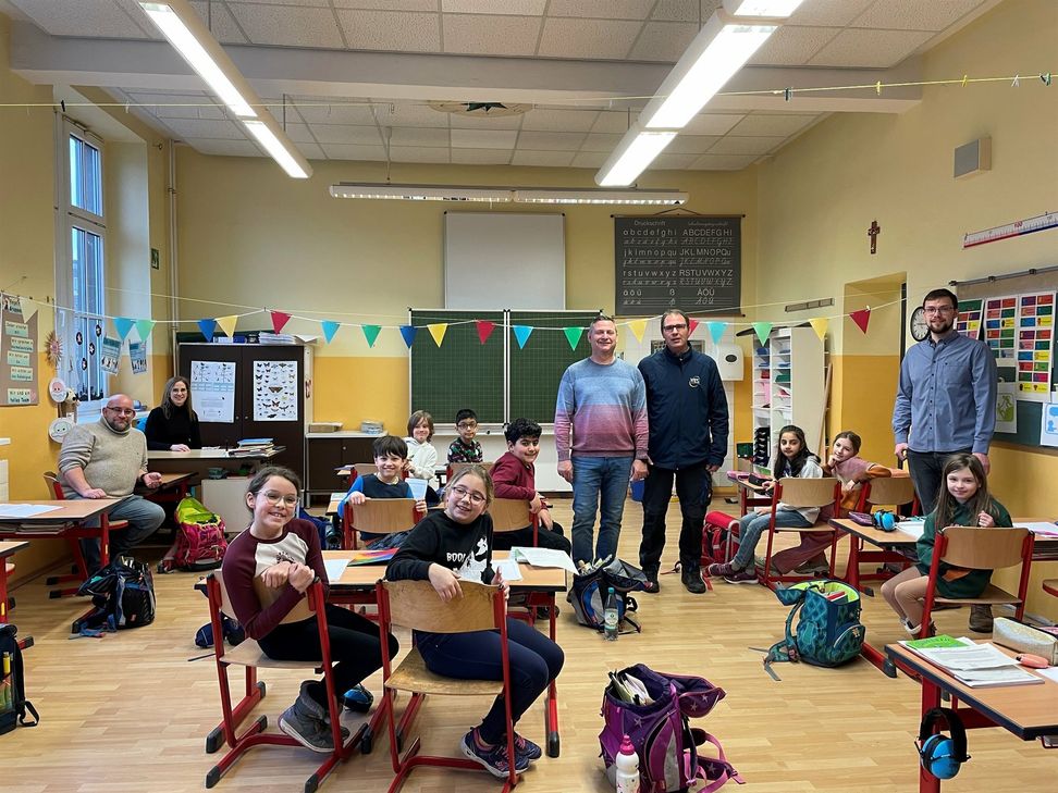 Von links: Schulleiter Stefan Ostrominski, Lehrerein Anke Guckenbiehl, Jürgen Pulger, Stadtverwaltung Mayen, Peter Ehrkamp von der Firma »YES-Service«, Helge Lippert, Klimaschutzmanager der Stadt Mayen, und Schülerinnen und schüler der Grundschule Clemens freuen sich über die neue Beleuchtung.