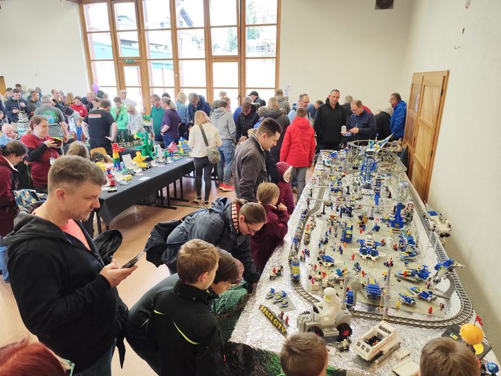 Kinder und Erwachsene sind begeistert von den Ausstellungen