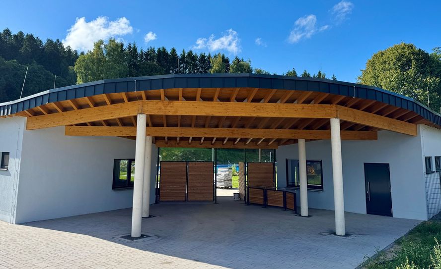 Schön aber geschlossen: das neue Freibad in Kelberg.