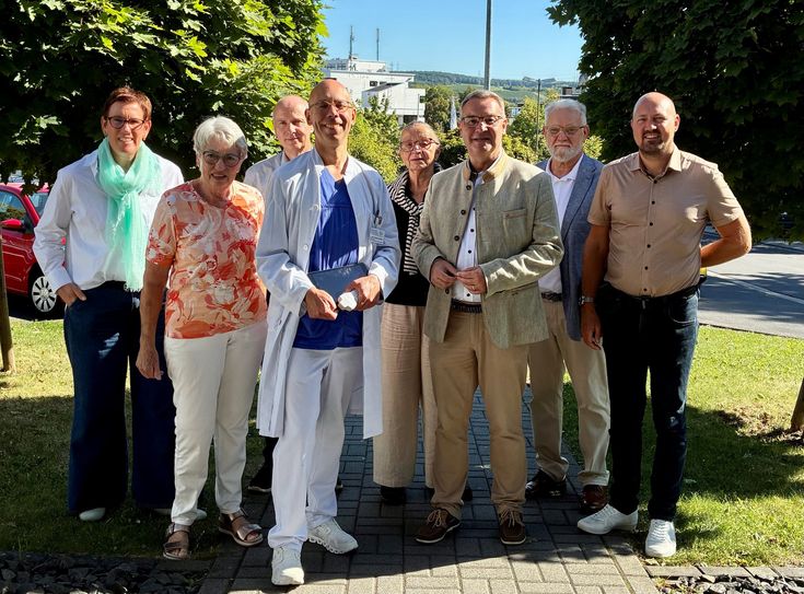 V. l. n. r. Marina Katzenberger (Schriftführerin), Anika Zimmermann (Beisitzerin), Harald Machill (Schatzmeister), Dr. Thomas Lepping (Chefarzt Geriatrie), Gisela Müller (Beisitzerin), Horst Gies MdL (Vorsitzender), Hermannjosef Berg (Beisitzer) und Thorsten Schütze (Kaufmännischer Direktor).