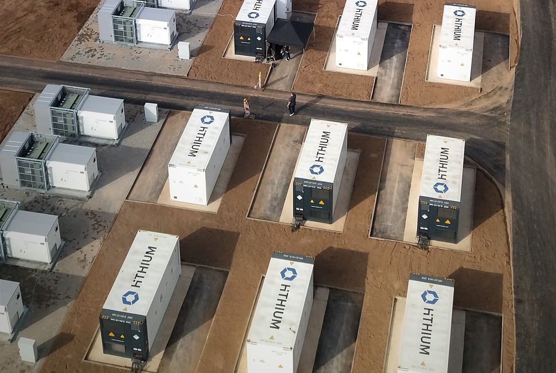 Blick von oben auf den neuen Batteriespeicher