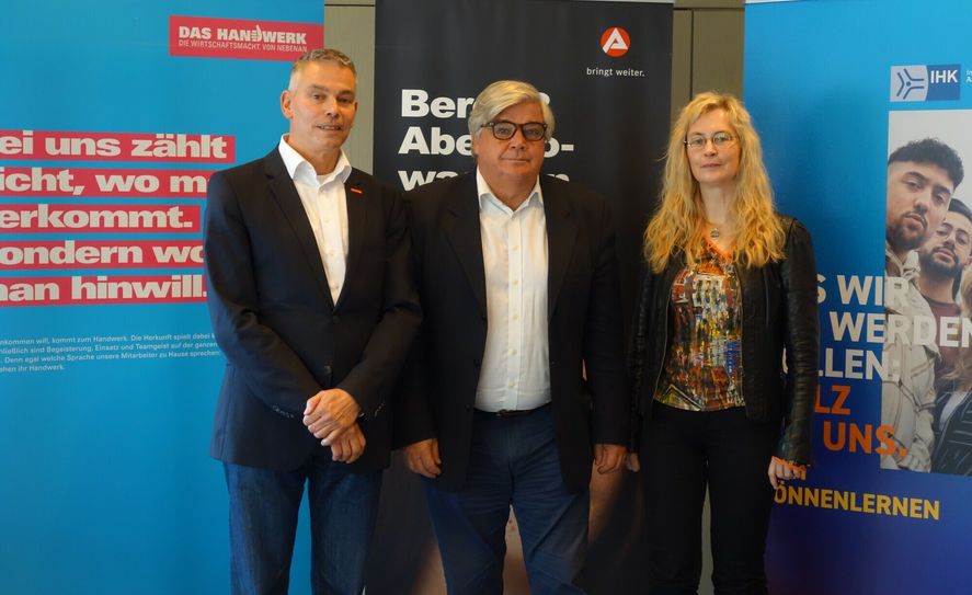 Richard Graf, stellvertretender Geschäftsbereichsleiter Berufsbildung der Handwerkskammer Aachen, Ulrich Käser, Vorsitzender der Geschäftsführung der Agentur für Arbeit Aachen-Düren und Heike Borchers, Geschäftsführerin Aus- und Fortbildung der Industrie- und Handelskammer (IHK) Aachen.