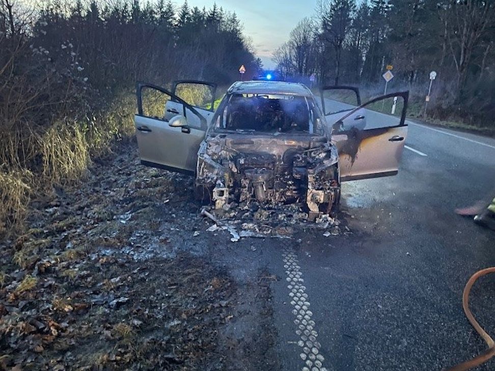 Ausgebrannter Pkw auf der B268