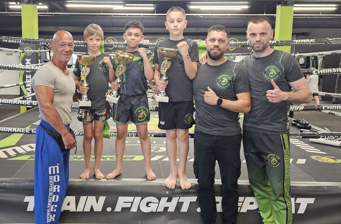 V.l.: Detlef Endres (Vater von Valentin), Valentin Endres, Bogdan, Rijan, Gosho Tasev (Betreuer und Vater von Bogdan) und Trainer sowie Inhaber des Chorakee Gyms Berat Aliu.