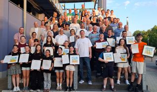 Alle geehrten Spitzen- und Altsportler, Gewinner des Sport-Förderpreises sowie Vertreter der Stadt und des Stadtsportverbandes.