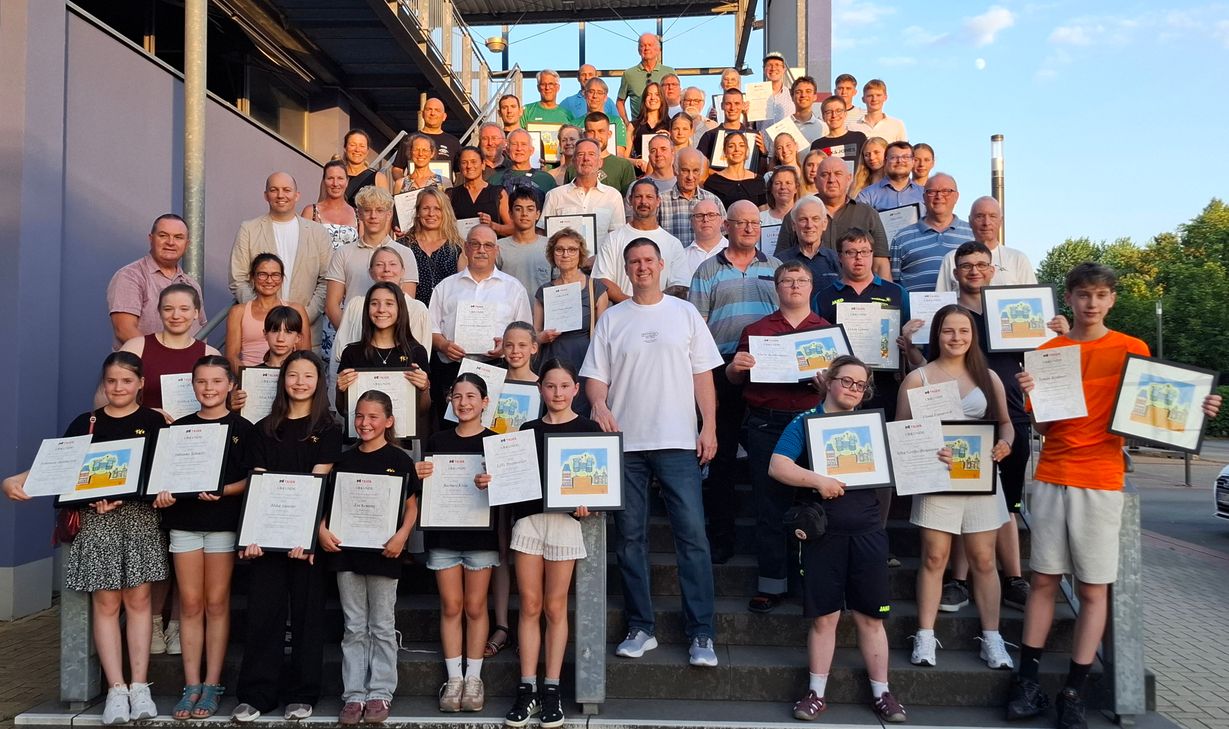 Alle geehrten Spitzen- und Altsportler, Gewinner des Sport-Förderpreises sowie Vertreter der Stadt und des Stadtsportverbandes.