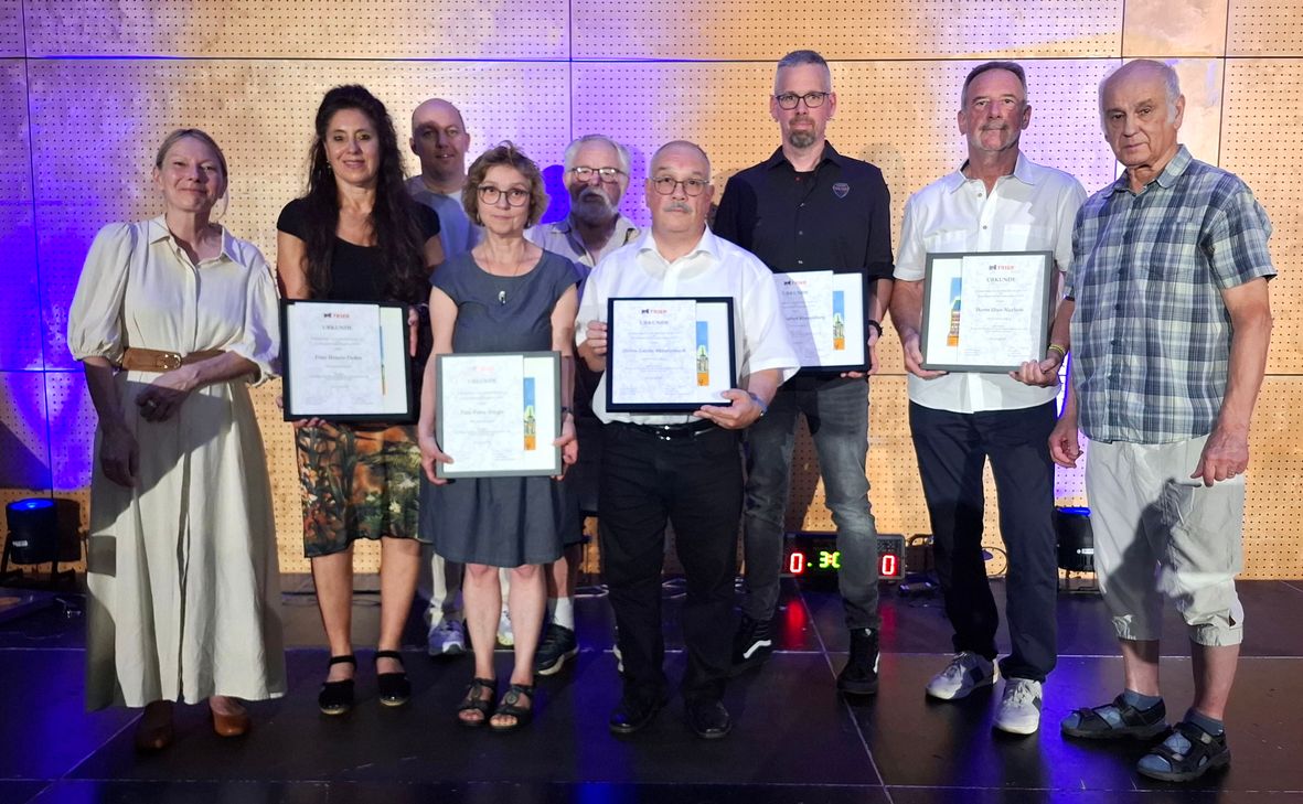 Die geehrten Altsportler sowie Britta Weizenegger (Bürgermeisterin) und Marco Marzi (Vorsitzender Stadtsportverband).