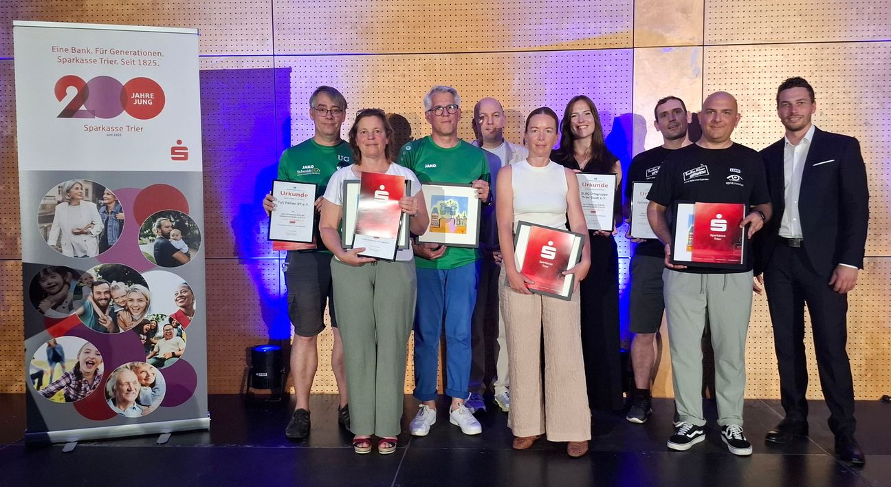 Die Vertreter der vier Siegervereine des Sport-Förderpreises sowie Marco Marzi, Vorsitzender Stadtsportverband und Benjamin Birkel (Vertreter Sparkasse Trier).