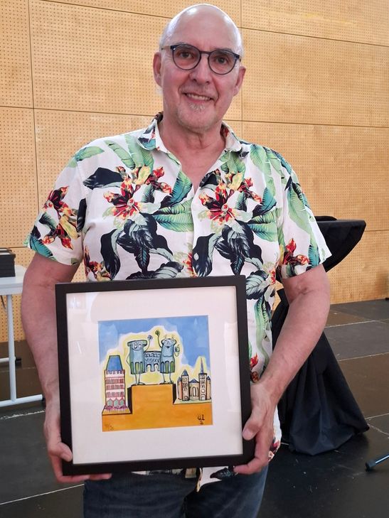 Der Trierer Künstler Roland Grundheber präsentiert sein Bild, das jeder Geehrte erhielt.