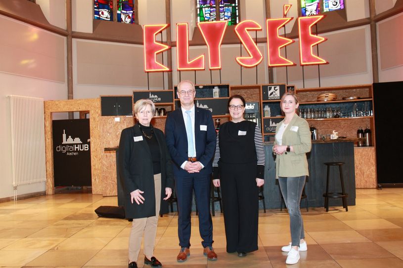 Freuen sich über einen gelungenen ersten Fachkräfte-Summit in der Region Aachen (v. l.): Die Initiatoren Prof. Dr. Christiane Vaeßen (Geschäftsführerin Region Aachen), Günter Sevenich (Geschäftsführer Operativ der Agentur für Arbeit Aachen-Düren) und Iris Wilhelmi (Geschäftsführerin digitalHUB Aachen) sowie Laura Mahr (Personalleiterin bei Theod. Mahr Söhne GmbH) als Best-Practice-Beispiel.
Foto: © Region Aachen