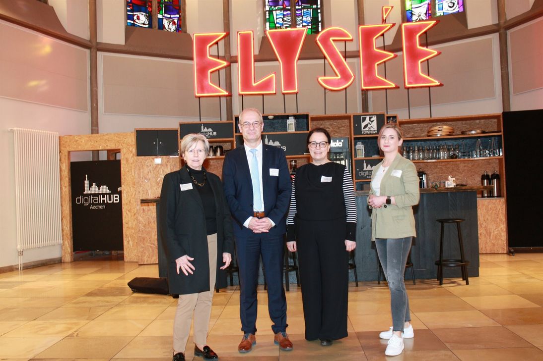 Freuen sich über einen gelungenen ersten Fachkräfte-Summit in der Region Aachen (v. l.): Die Initiatoren Prof. Dr. Christiane Vaeßen (Geschäftsführerin Region Aachen), Günter Sevenich (Geschäftsführer Operativ der Agentur für Arbeit Aachen-Düren) und Iris Wilhelmi (Geschäftsführerin digitalHUB Aachen) sowie Laura Mahr (Personalleiterin bei Theod. Mahr Söhne GmbH) als Best-Practice-Beispiel.
 Foto: © Region Aachen
