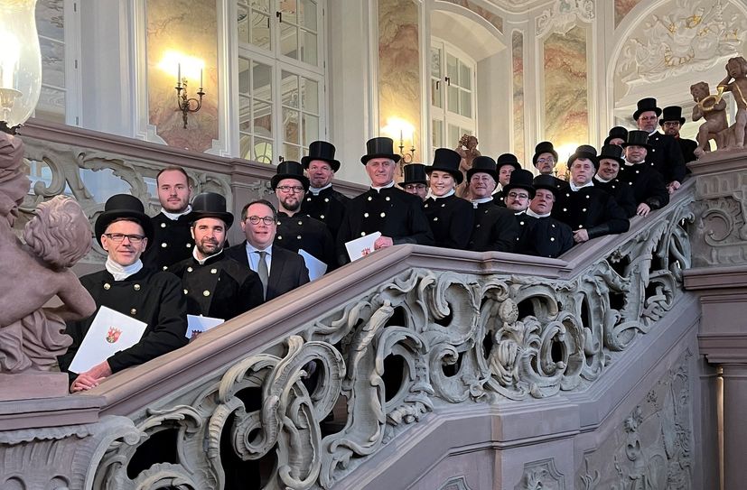 ADD-Präsident Thomas Linnertz im Kreis der gerade bestellten Bezirksschornsteinfeger.