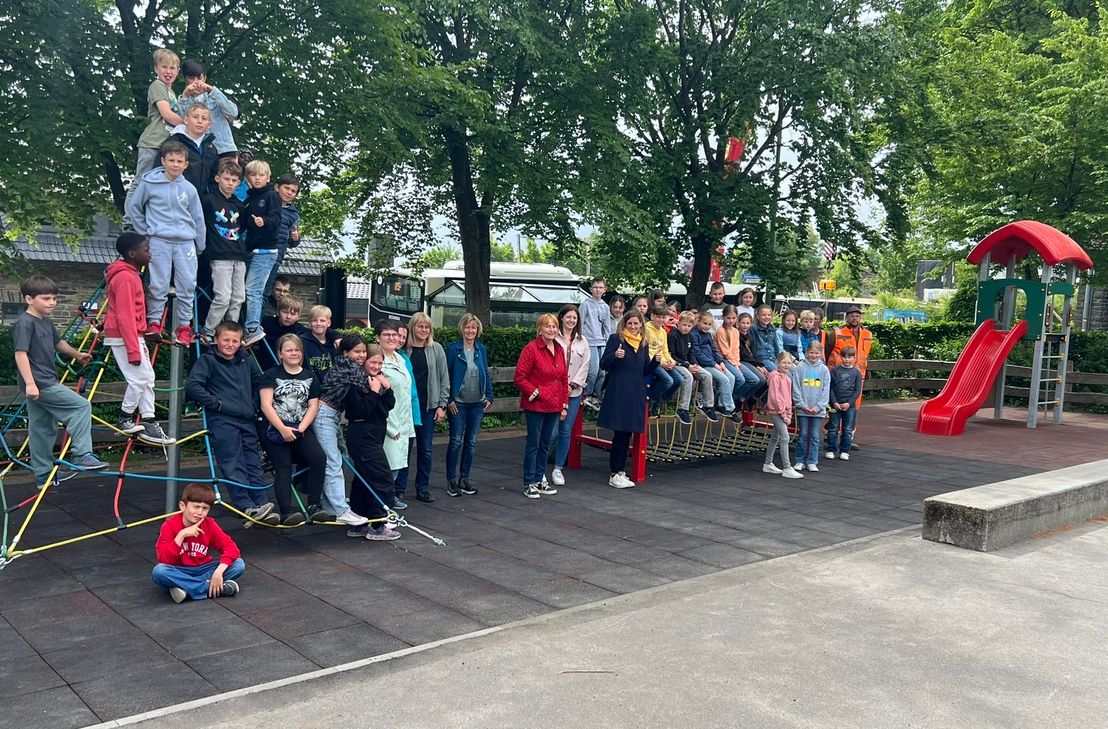 Große Begeisterung lösen die drei neuen Spielgeräte auf dem Mützenicher Schulhof aus: Kletterpyramide, Netzsteg und Kletterturm haben 16.800 Euro gekostet.