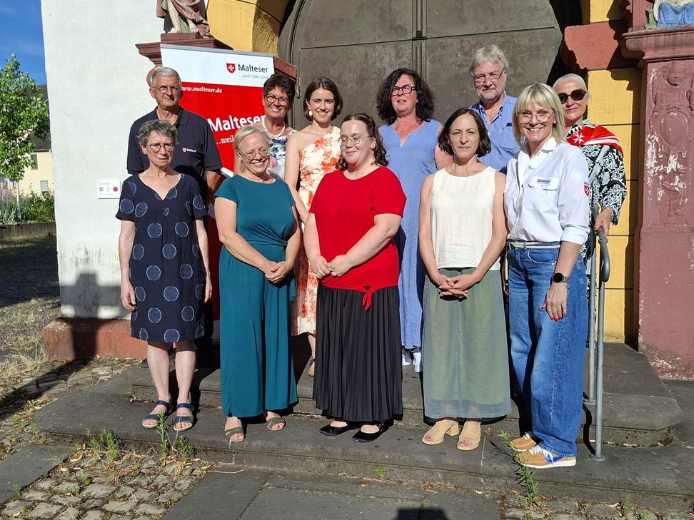 Die neuen Hospizbegleitenden zusammen mit ihren Ausbildern: (oben v.l.n.r.) Yves Becker, Hiltrud Junge, Klara Frank, Patricia Illigen-Schiff, Andreas Trenkamp, Astrid Woche (unten v.l.n.r.) Liliane Gehlen, Melanie Hertgen, Nina Schönhofen, Claudia Servatius, Dajana Frömberg