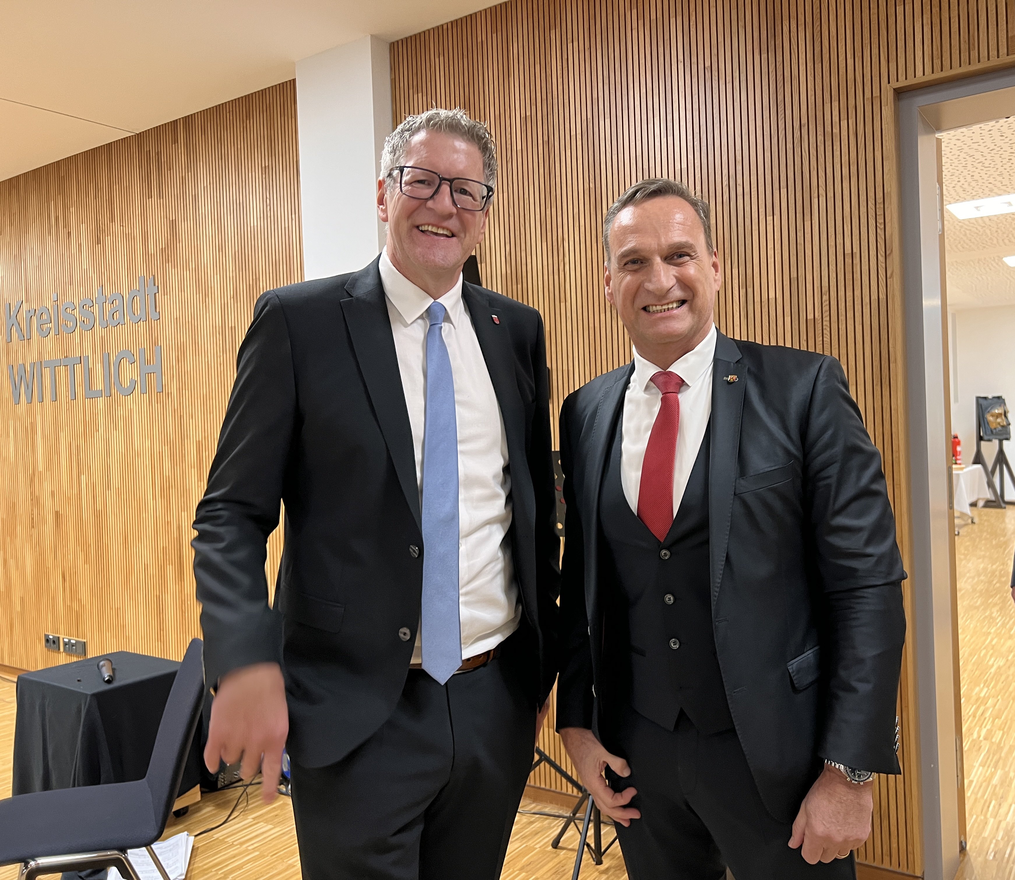 Ein persönlicher Moment vor dem offiziellen Teil: Prof. Dr. Jörn Patzak (li.) und Joachim Rodenkirch vor dem Festakt zur Amtseinführung.