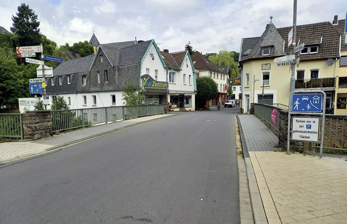 Bei der Flutkatastrophe im Juli 2021 wurde die Brücke "Am Markt" in Schleiden so massiv beschädigt, dass sie nur noch für Fußgänger freigegeben ist.