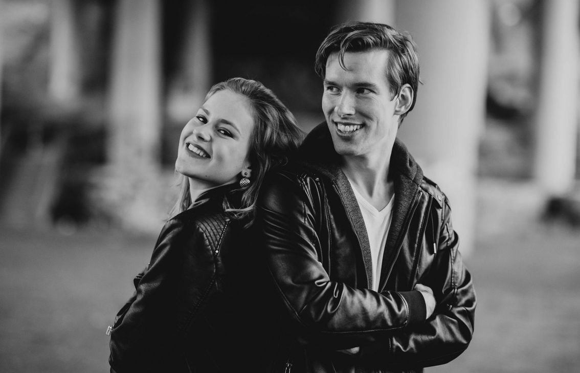 Emily Valerius und Marius Wagner sind »Larytunes«. Ihre erste Single »Damned If You Do, Damned If You Don‘t« ist seit heute, Donnerstag, 10. Oktober, überall erhältlich. Das exklusive Live-Video aus der WochenSpiegel-Redaktion findet ihr direkt hier! (Rubrik Video in diesem Beitrag)      Foto: Silke Hockelmann