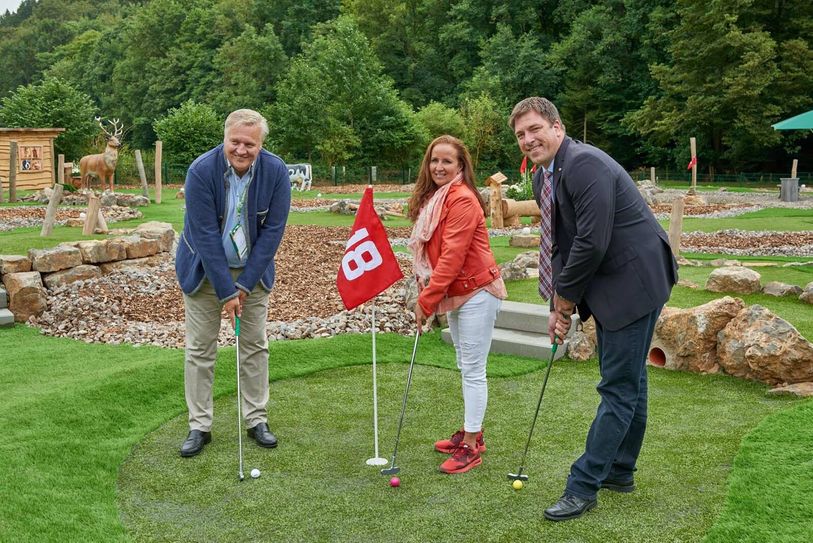 Das Landhotel Kallbach samt Adventure Golf-Anlage von Manuela Baier, hier bei der Eröffnung mit Landrat Wolfgang Spelthahn und Stefan Grießhaber, Allgemeiner Vertreter der Gemeinde Hürtgenwald, haben die Jury des Gründerpreises NRW überzeugt.Foto: T. Förster