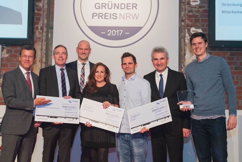 NRW-Wirtschaftsminister Prof. Dr. Andreas Pinkwart und Eckhard Forst, Vorstandsvorsitzender der NRW.BANK mit den drei Preisträgern des GRÜNDERPREIS NRW 2017.  Foto: MWIDE NRW/Kolja Matzke